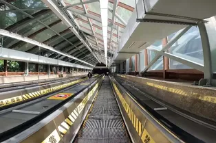 Huangguan (Crown) Escalator - Chongqing Tourist Attraction