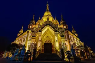 Menghuan Grand Golden Pagoda - Yunnan Tourist Attraction